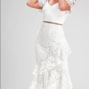 Lulu’s white lace dress